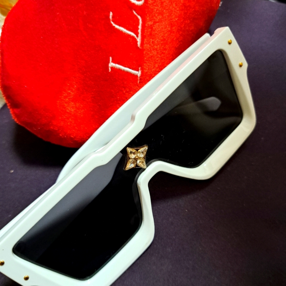 Unixex glasses,es white semi-wide with a diamond on the glass and new.